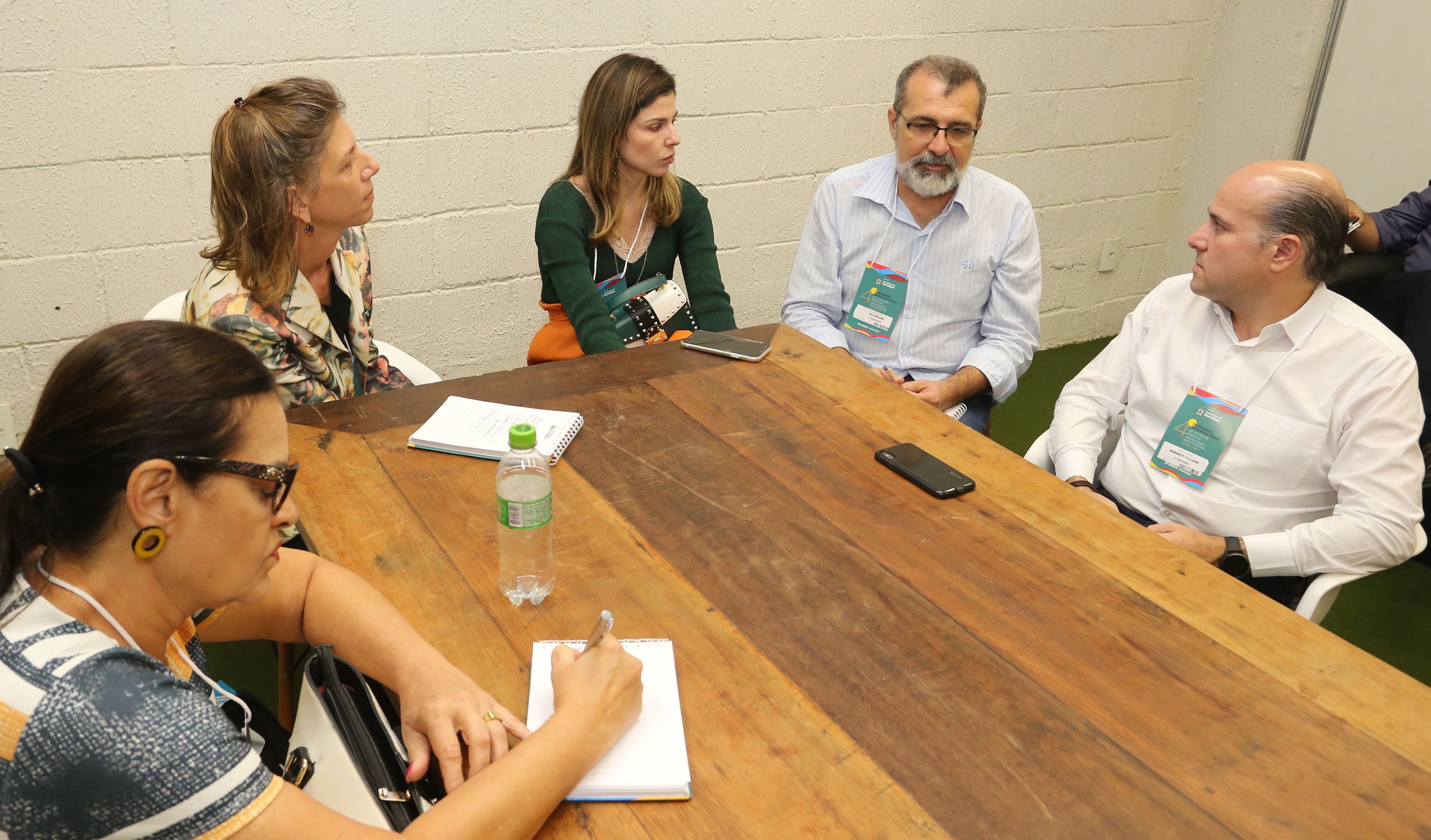 pessoas reunidas ao redor de uma mesa